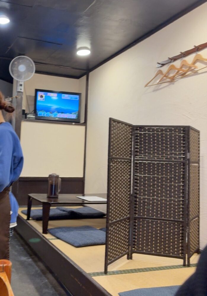 キセキ食堂店内のテーブル席の様子