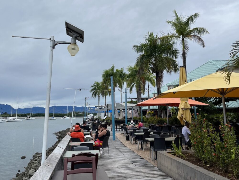 レストランやツアー会社が並ぶデナラウ島のマリーナ