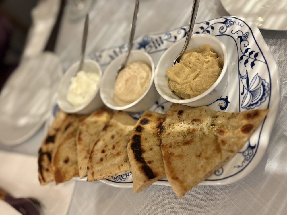 ザジキ、タラモ、フムスなどのディップ3種とピタパンの前菜盛り合わせ