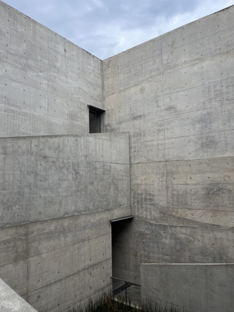 安藤忠雄設計の地中美術館。自然と建築とアートが調和した直島の代表的スポット