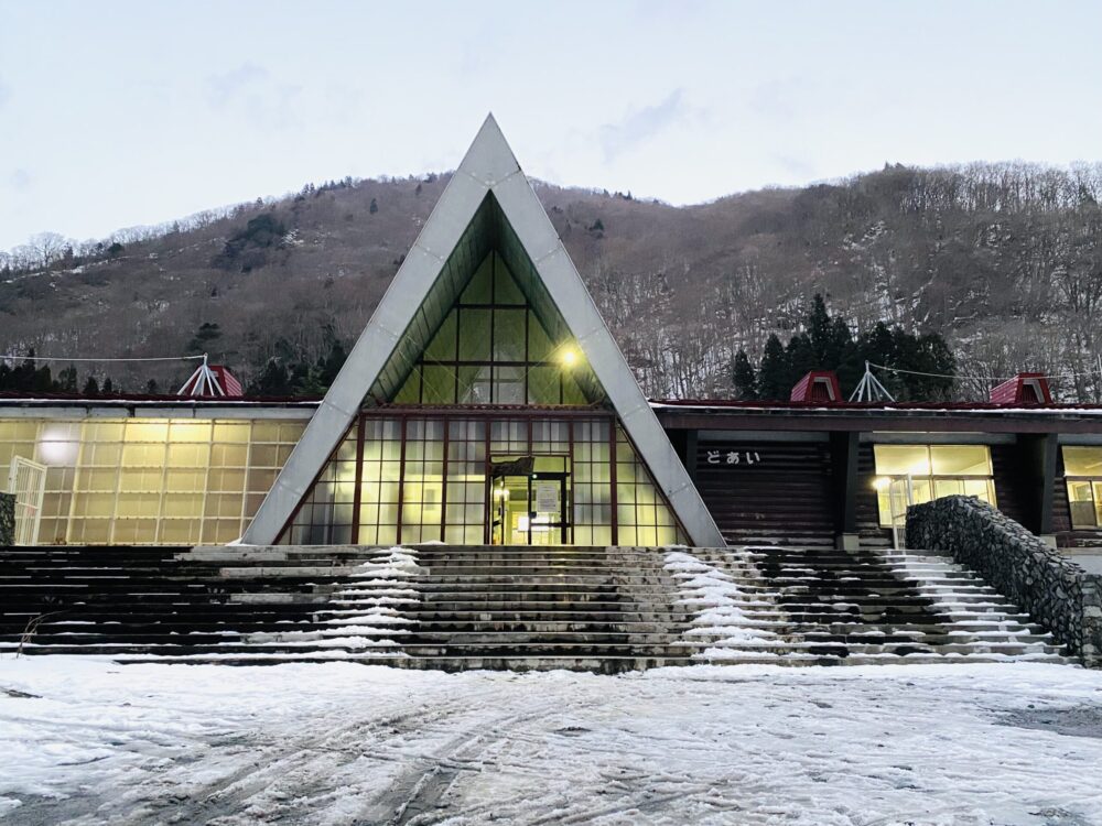 土合駅の地上ホームと改札付近の様子。標高650mに位置する無人駅。