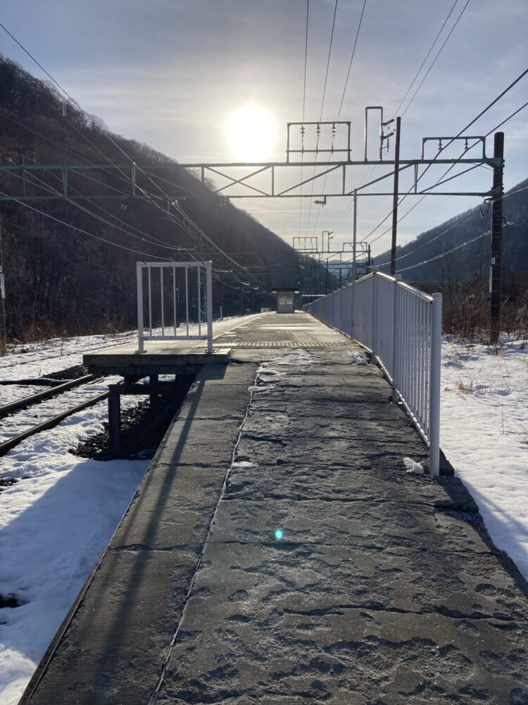 土合駅の地上ホームと改札付近の様子。標高650mに位置する無人駅。