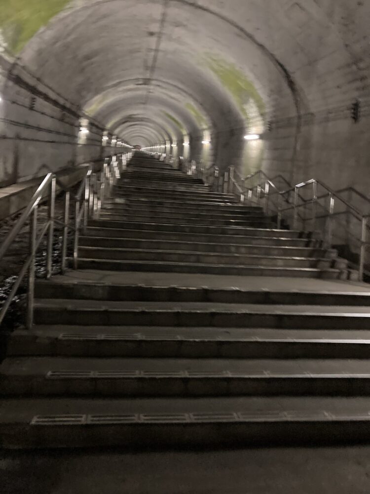土合駅の地下ホームから地上へ続く462段の階段。約10分かけて登る長い道のり。