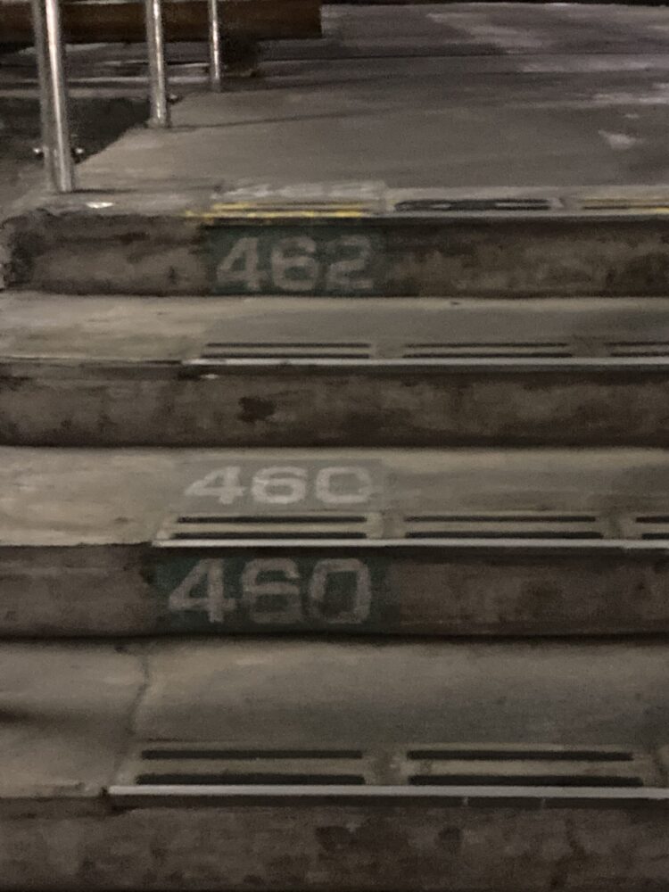 土合駅の地下ホームから地上へ続く462段の階段。約10分かけて登る長い道のり。