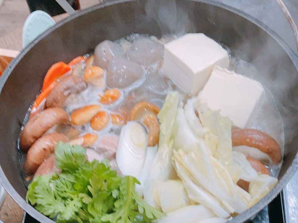 DOAI VILLAGEの夕食で提供されたきのこ鍋。地元食材を使った体が温まる料理。