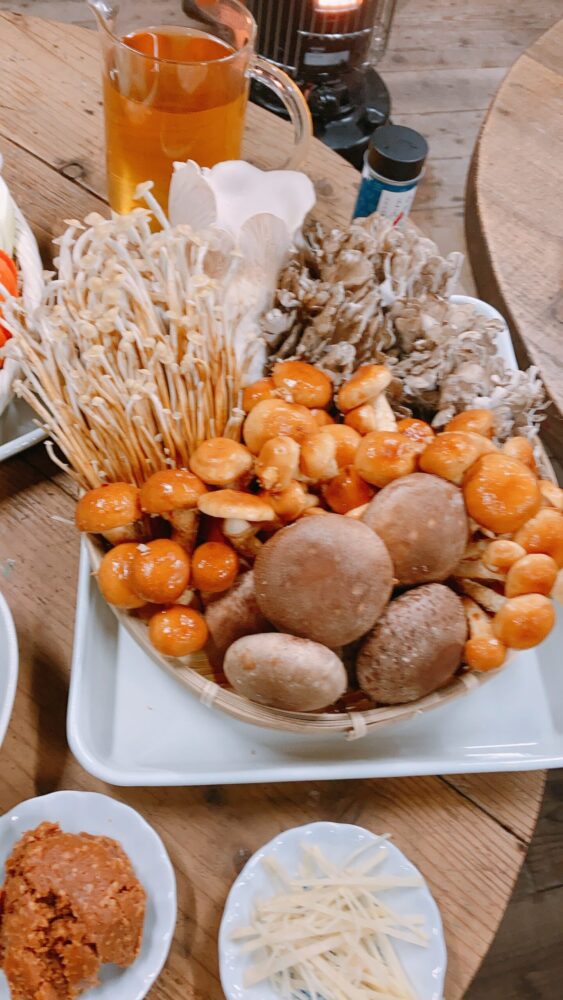 DOAI VILLAGEの夕食で提供されたきのこ鍋。地元食材を使った体が温まる料理。