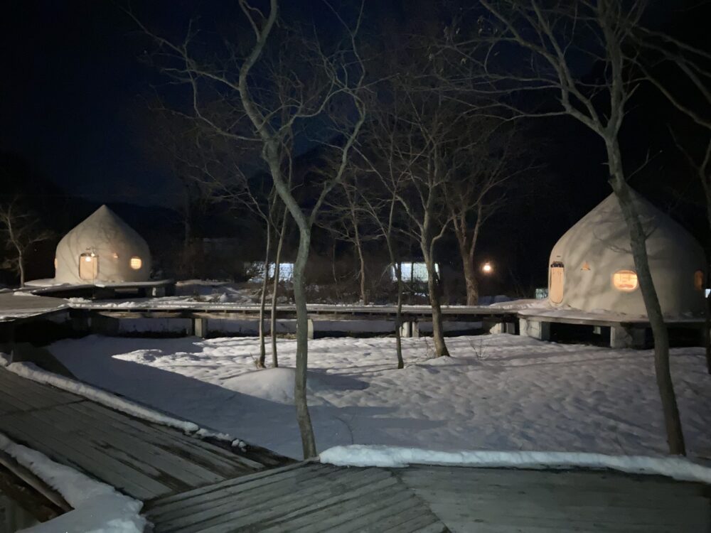 夜にライトアップされたDOAI VILLAGE。静寂と星空に包まれる幻想的な雰囲気。