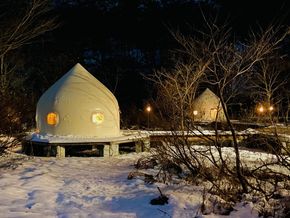 夜にライトアップされたDOAI VILLAGE。静寂と星空に包まれる幻想的な雰囲気。