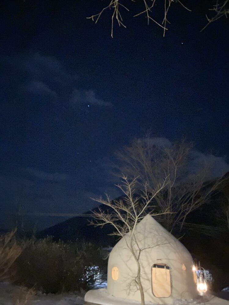 夜にライトアップされたDOAI VILLAGE。静寂と星空に包まれる幻想的な雰囲気。