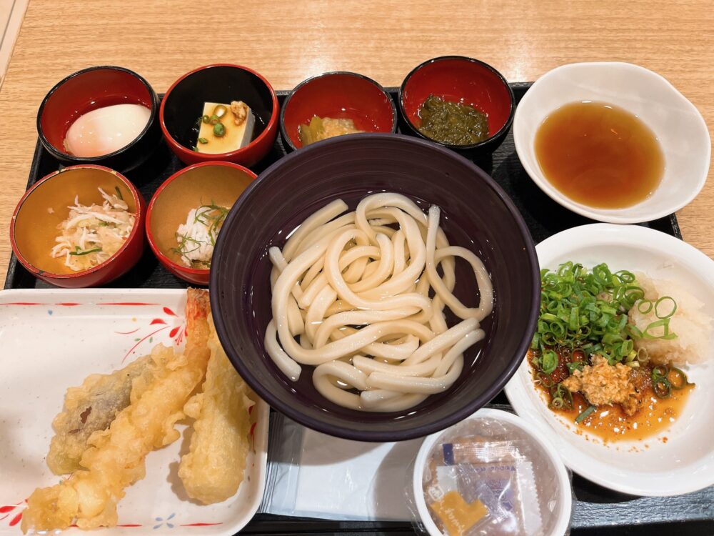 ドーミーイン高松の朝食。香川名物の讃岐うどんを朝から楽しめるホテルブッフェ