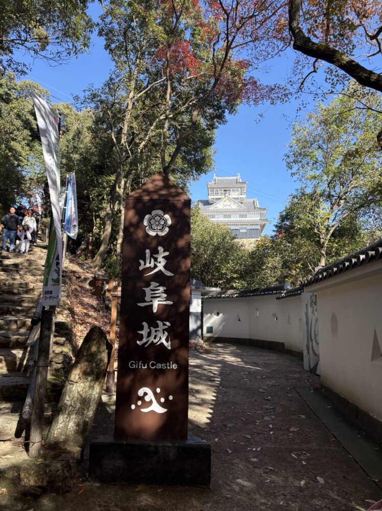 金華山山頂にそびえる岐阜城の外観