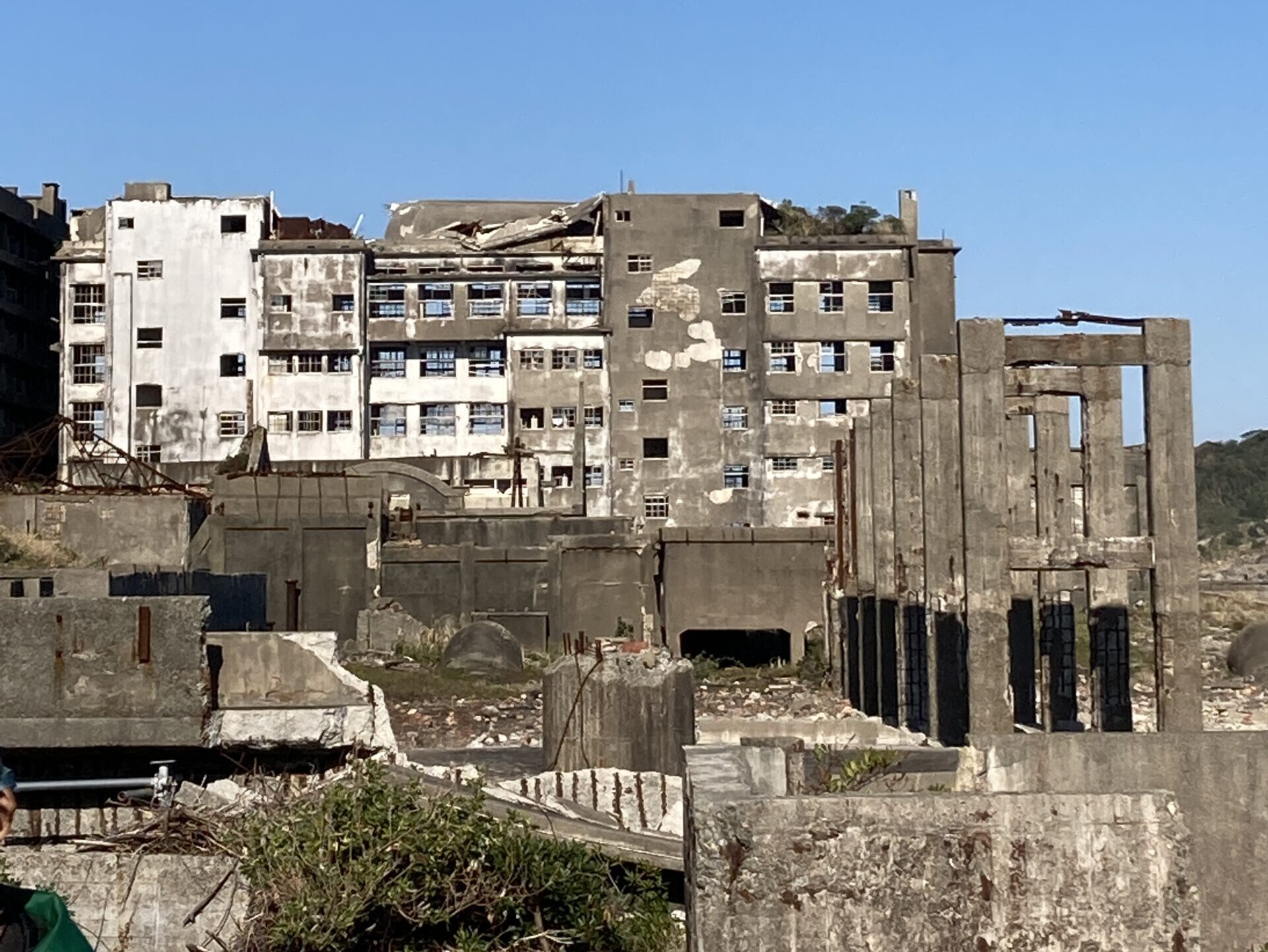 軍艦島内に残る、老朽化して崩れかけた廃墟の建物。かつての生活の痕跡が感じられる。