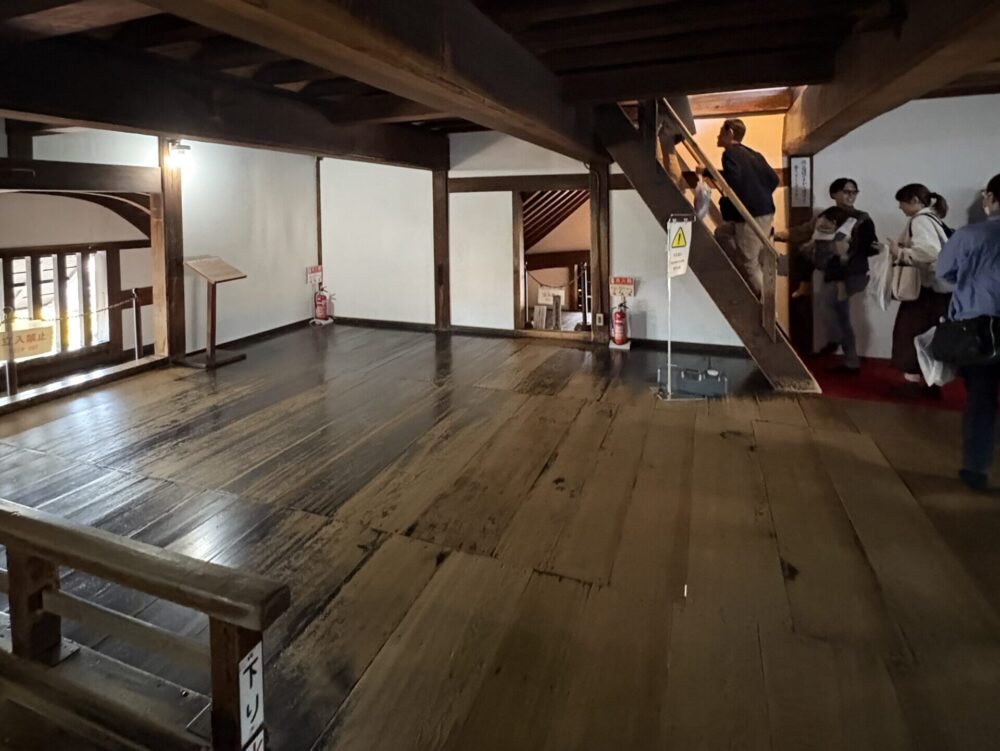 犬山城内の急な木製階段