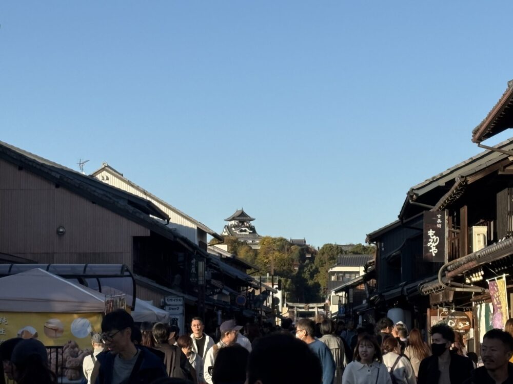 賑わう犬山城城下町の様子