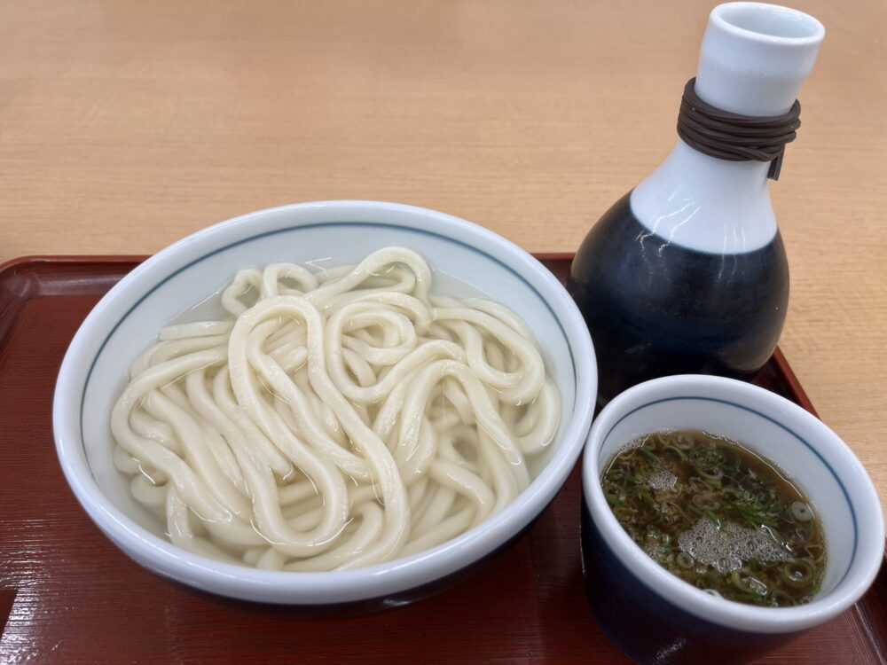 セルフ釜あげうどん岡じまの釜揚げうどん。太麺でコシが強く、出汁の香りが広がる讃岐うどん