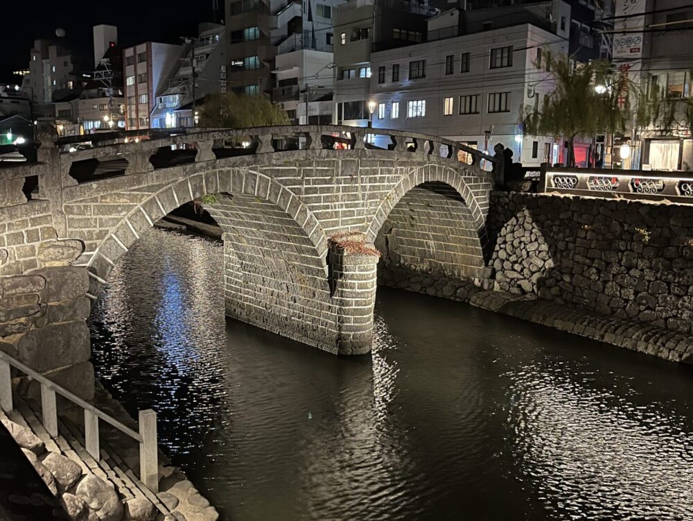 川面に映り込み眼鏡のように見える夜の眼鏡橋