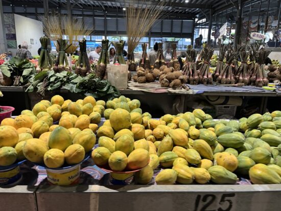 フィジーの新鮮な野菜や果物が並ぶナンディマーケット