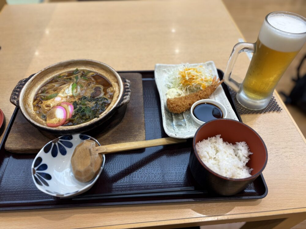 くつろぎ処で提供されるエビフライと味噌煮込みうどんの名古屋メシセット。