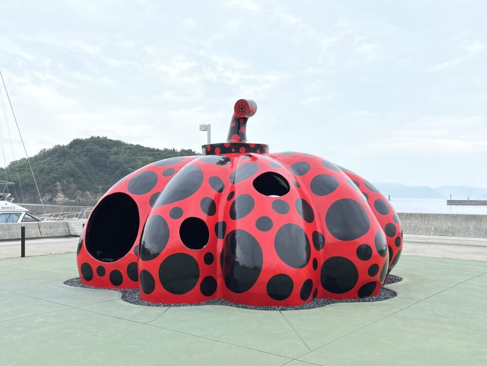 宮浦港にある草間彌生の赤かぼちゃ。フェリーからすぐ見える人気撮影スポット