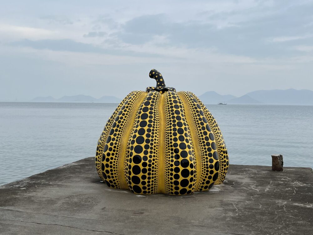 宮浦港にある草間彌生の赤かぼちゃ。フェリーからすぐ見える人気撮影スポット