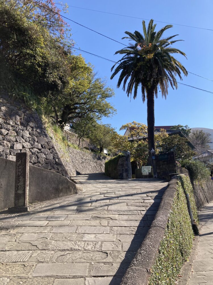 長崎のフォトジェニックな石畳の坂道、オランダ坂の風景