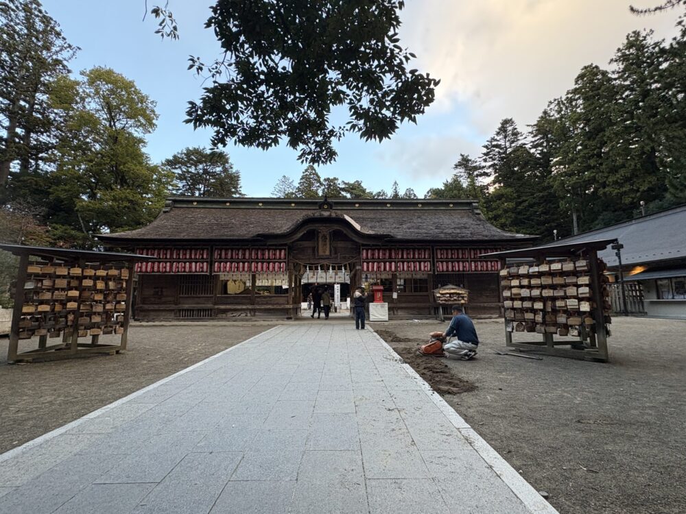 国宝・大崎八幡宮の社殿と鳥居