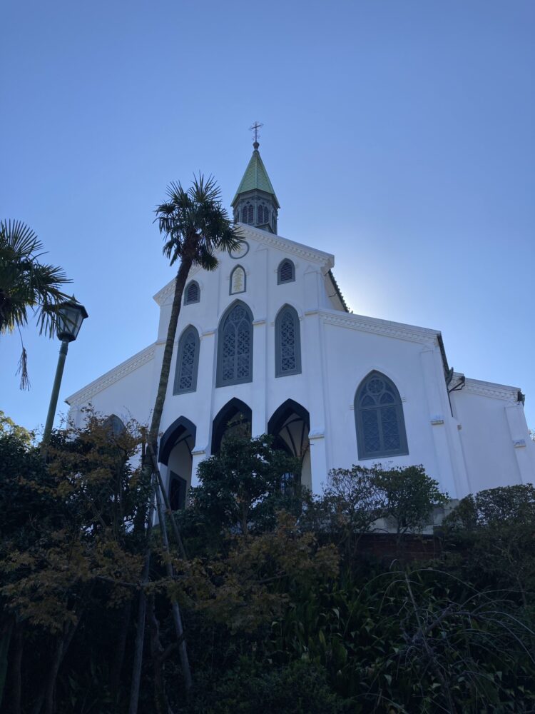 日本最古の現存するキリスト教建築である大浦天主堂の白い外壁と尖塔