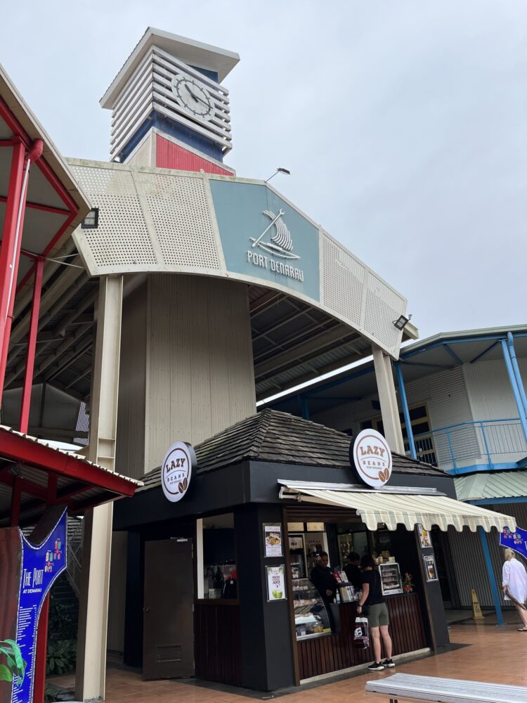 レストランやツアー会社が並ぶデナラウ島のマリーナ