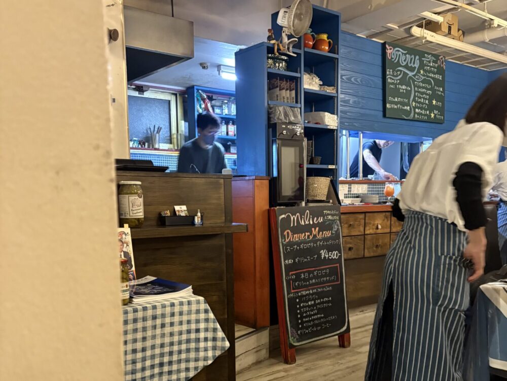 青を基調としたタベルナ ミリューの店内の様子