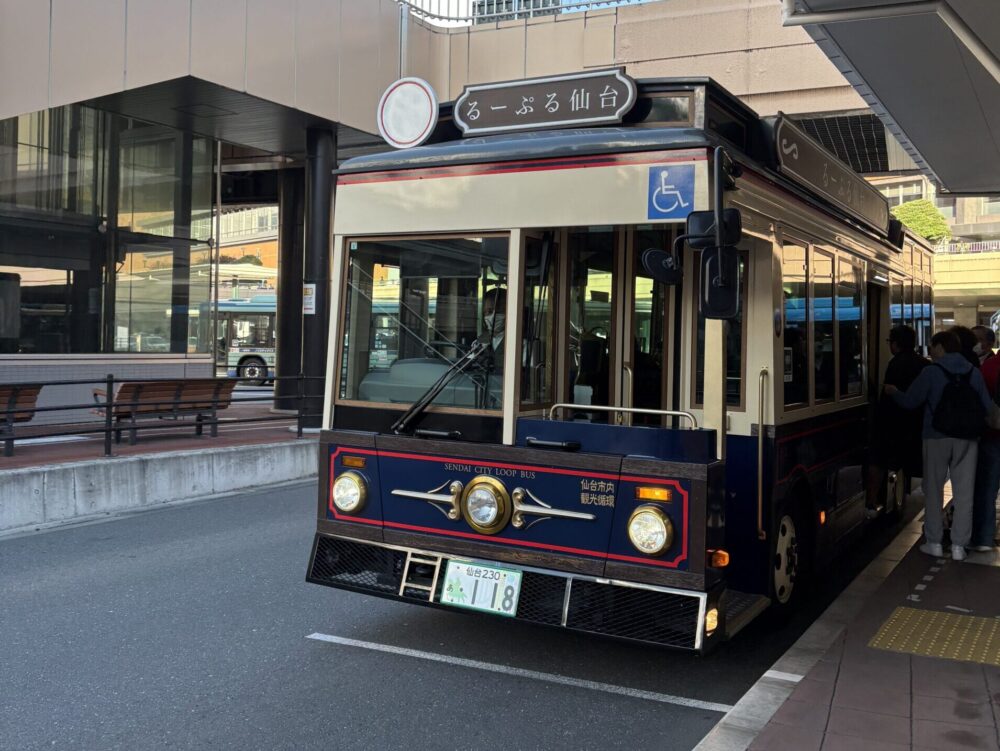 レトロデザインの観光バスるーぷる仙台
