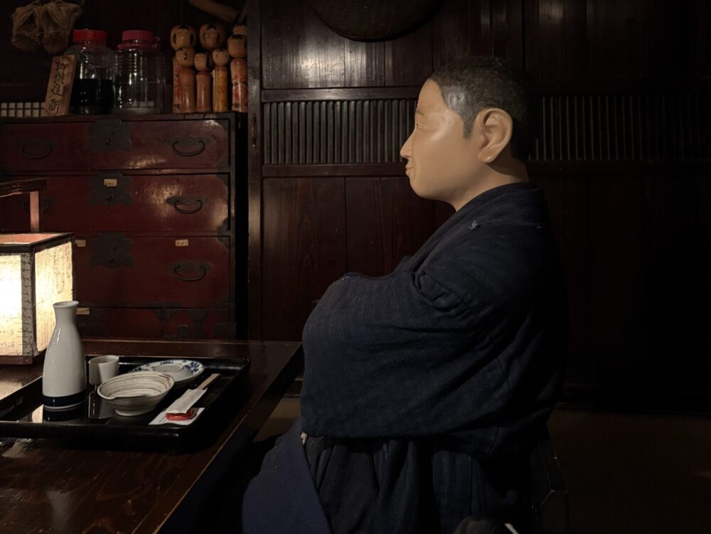 伊達藩長屋酒場の店内と仙台四郎像