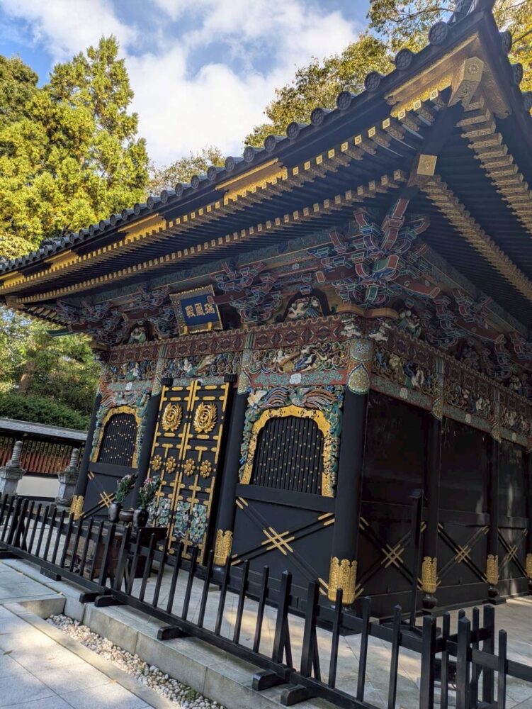 瑞鳳殿の極彩色の社殿と伊達政宗公の霊屋