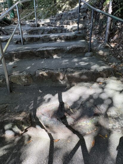 岐阜城まで続く石の階段