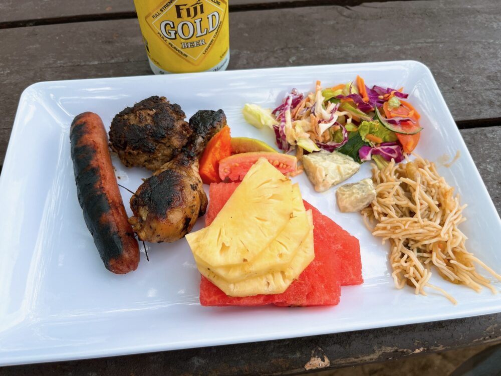 サウスシーアイランドで提供されるビュッフェ形式のBBQランチ