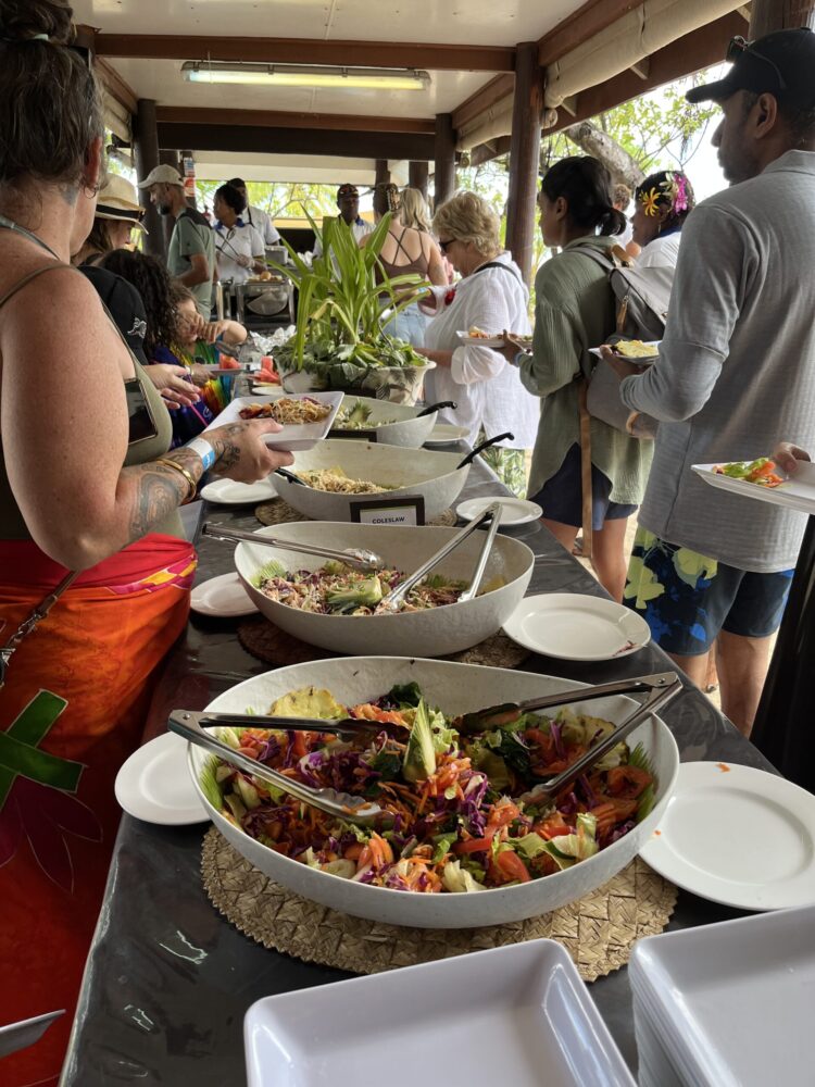 サウスシーアイランドで提供されるビュッフェ形式のBBQランチ