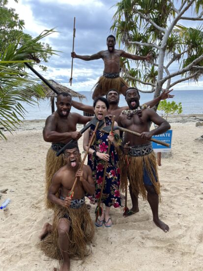 フィジー伝統の踊りを披露するスタッフのショー