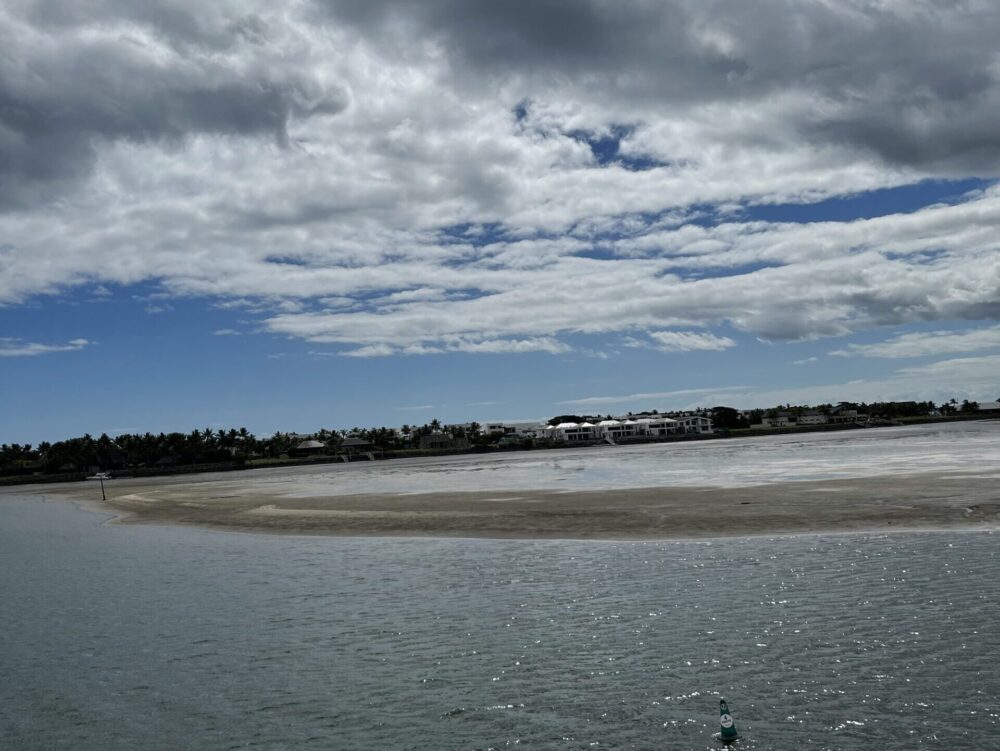 美しい珊瑚礁に囲まれたサウスシー島の全景