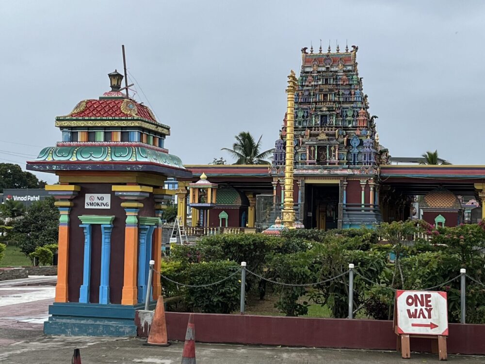 カラフルな装飾が美しいヒンドゥー教寺院