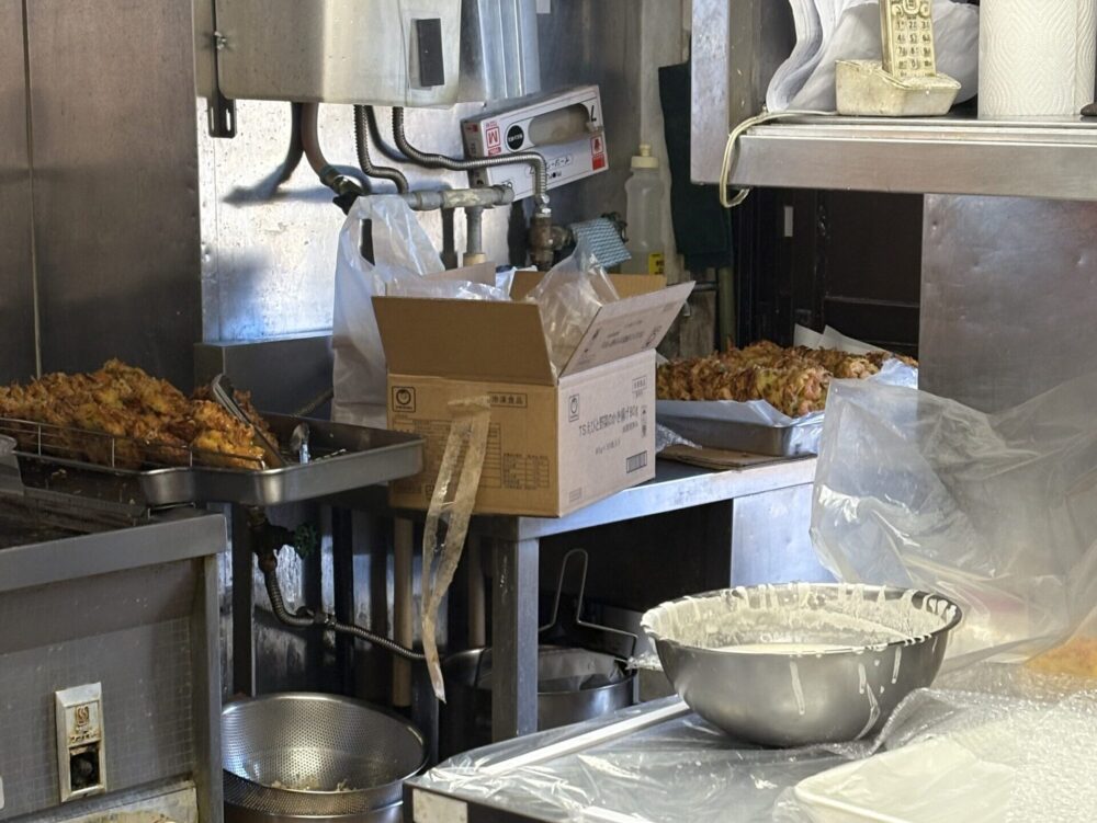 住よしでかき揚げを揚げている様子