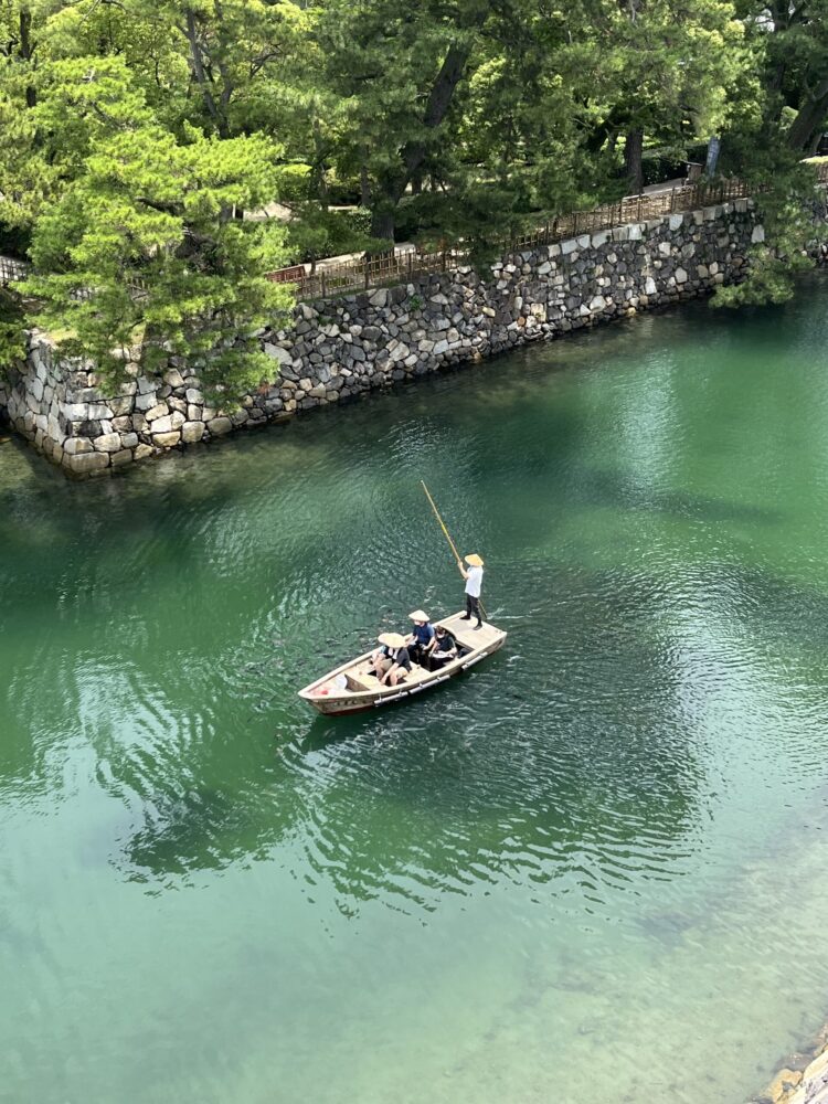 高松城跡（玉藻公園）のお堀を泳ぐ鯛。日本三大海城の一つで海水が流れ込む珍しいお城