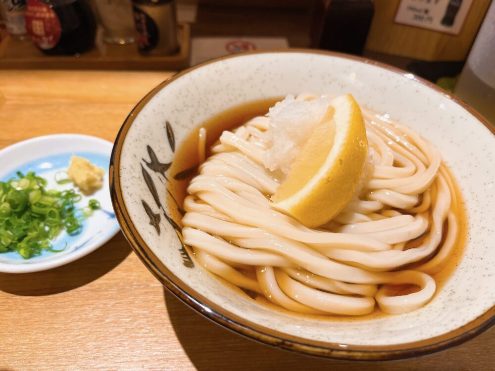 うどん棒高松店のすじおでんとかけうどん。出汁がしみたすじ肉とコシのあるうどんが絶品