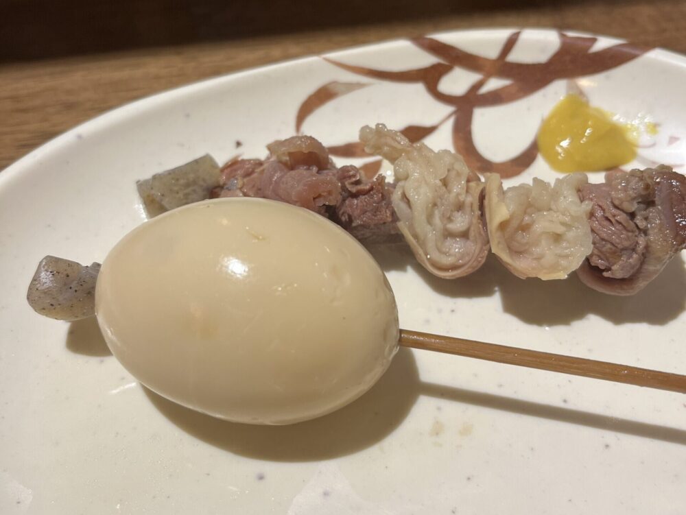 うどん棒高松店のすじおでんとかけうどん。出汁がしみたすじ肉とコシのあるうどんが絶品