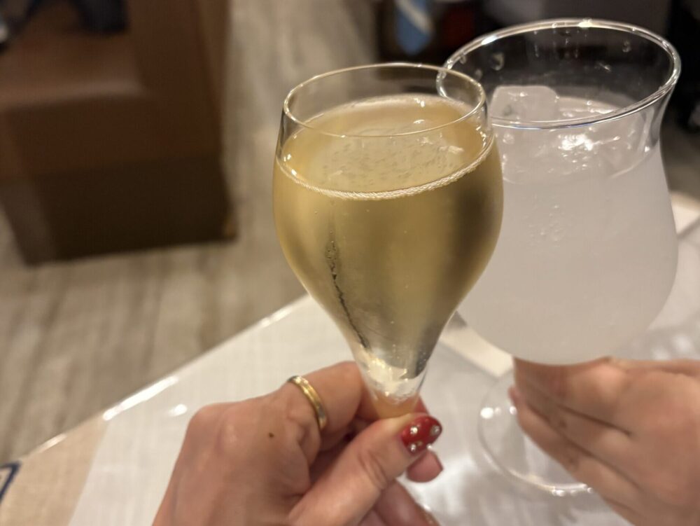 ギリシャワインとウゾのグラスで乾杯している様子