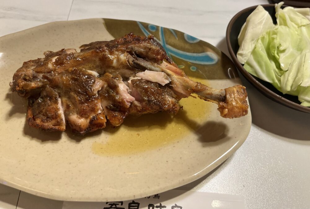 寄鳥味鳥の骨付鳥。香ばしく焼き上げたスパイシーなもも肉とビールの相性が抜群