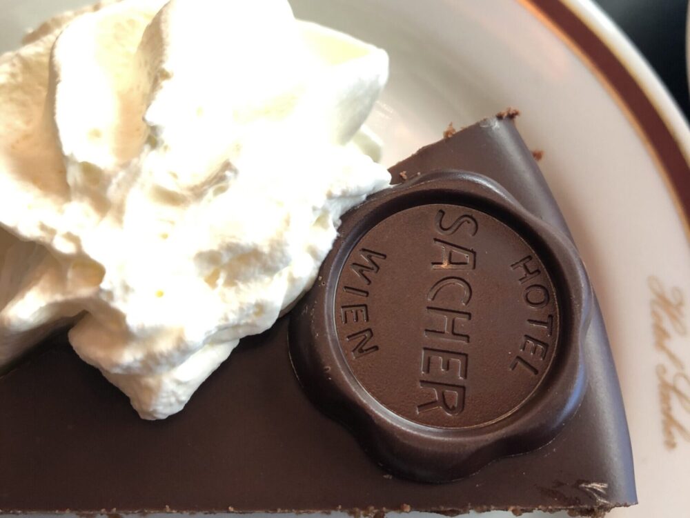 カフェ・ザッハーで提供された、生クリームが添えられたザッハトルテ