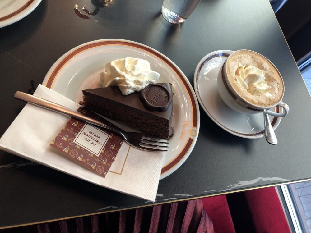 カフェ・ザッハーで提供された、生クリームが添えられたザッハトルテ