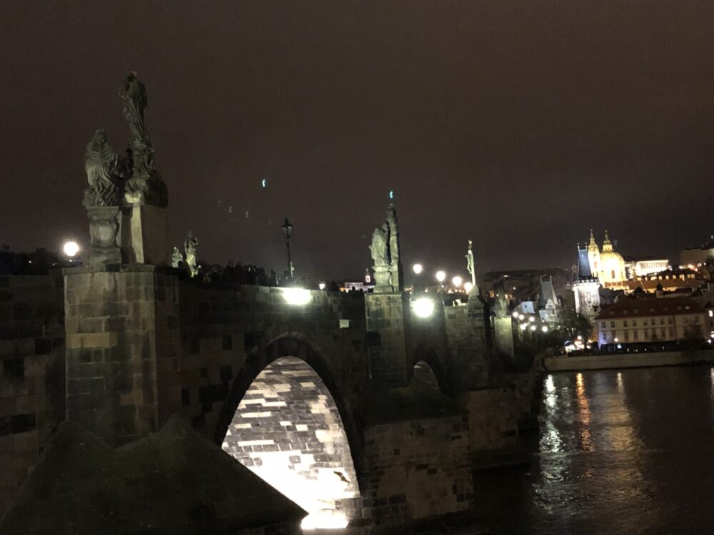 ブルタバ川（モルダウ川）に架かる、30体の聖像が並ぶ美しい石造りのカレル橋