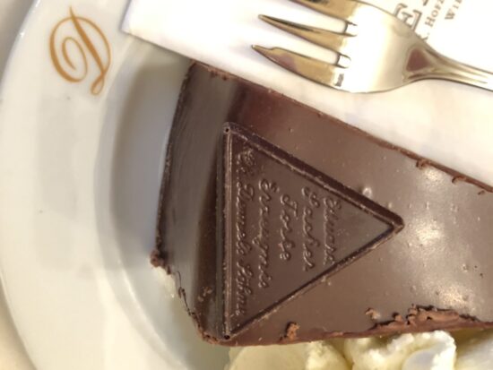 デメル（DEMEL）で提供された、三角形のチョコプレートが乗ったザッハトルテ。