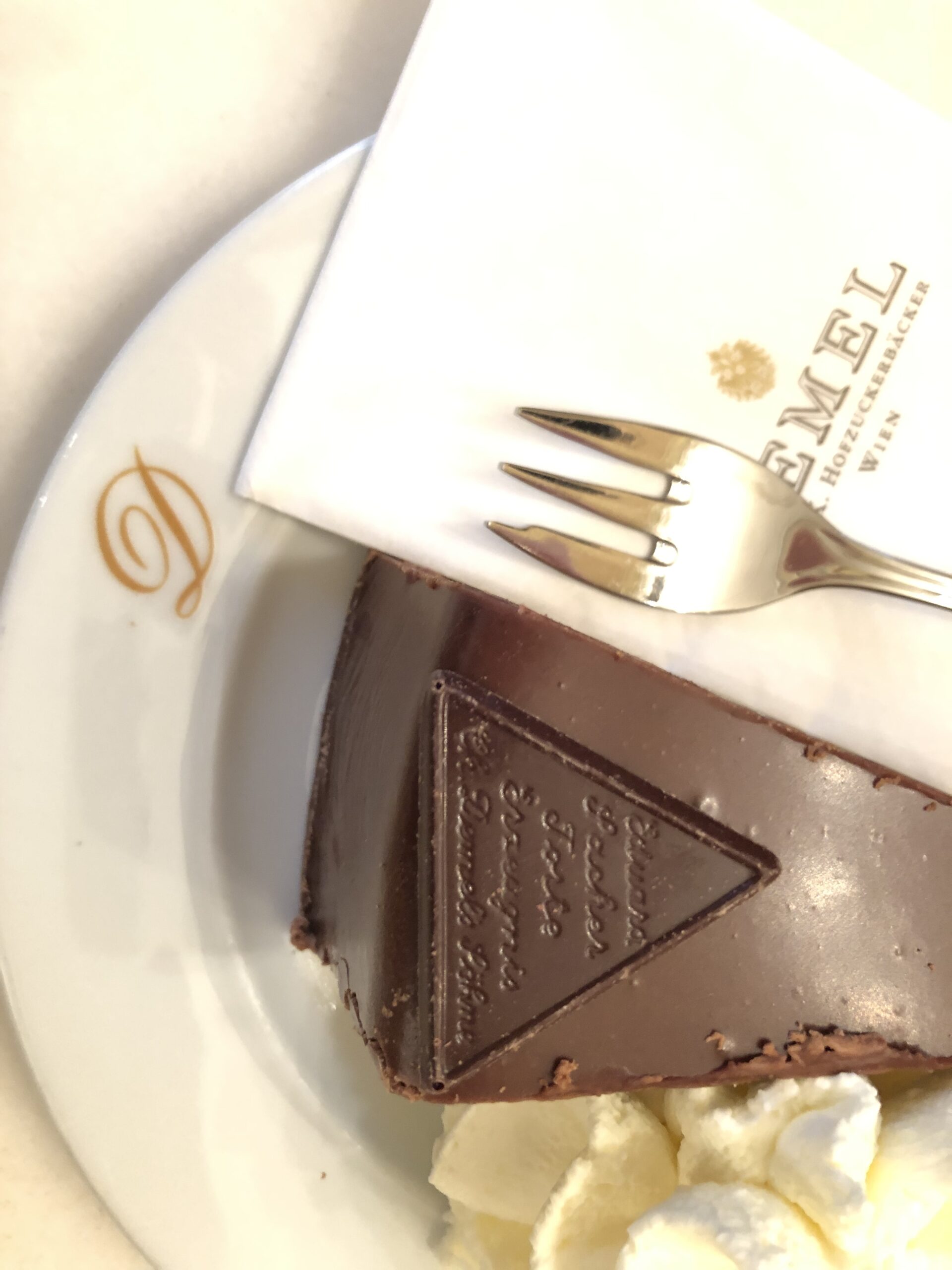 デメル（DEMEL）で提供された、三角形のチョコプレートが乗ったザッハトルテ。
