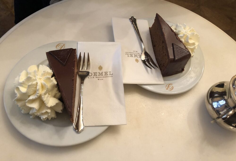 デメル（DEMEL）で提供された、三角形のチョコプレートが乗ったザッハトルテ。